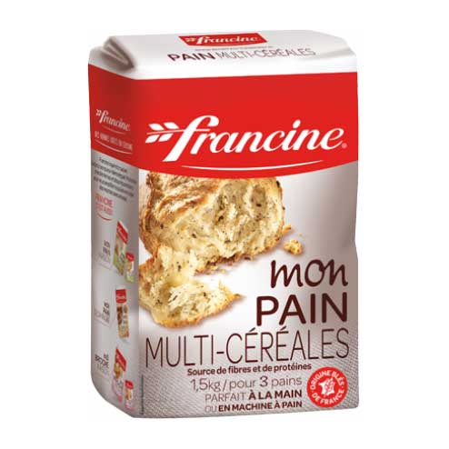 Francine ferme ses sachets de farine avec une baguette